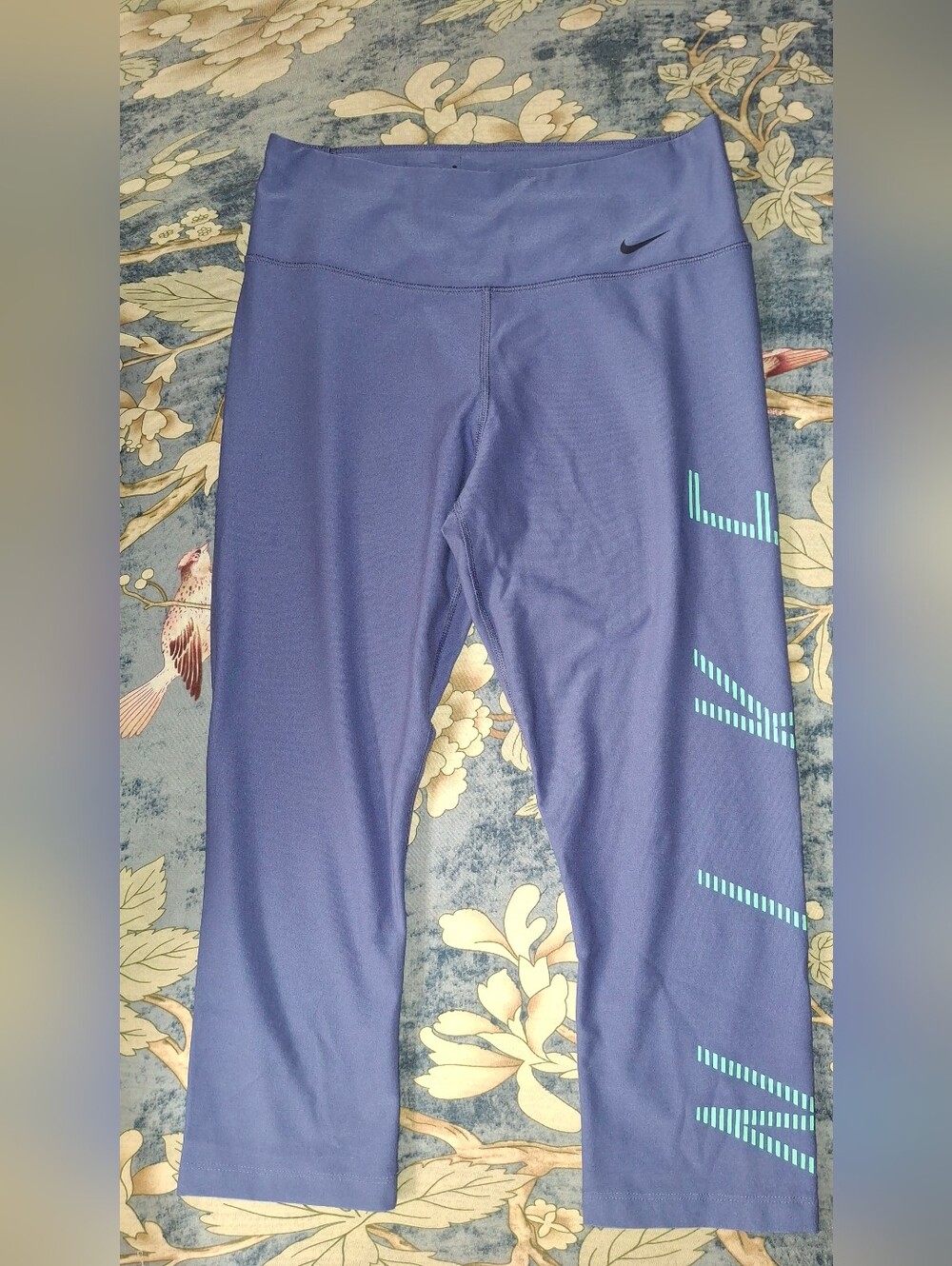 Nike Dri-FIT Capri Leggings Women's Medium Purple Athletic Workout Cropped